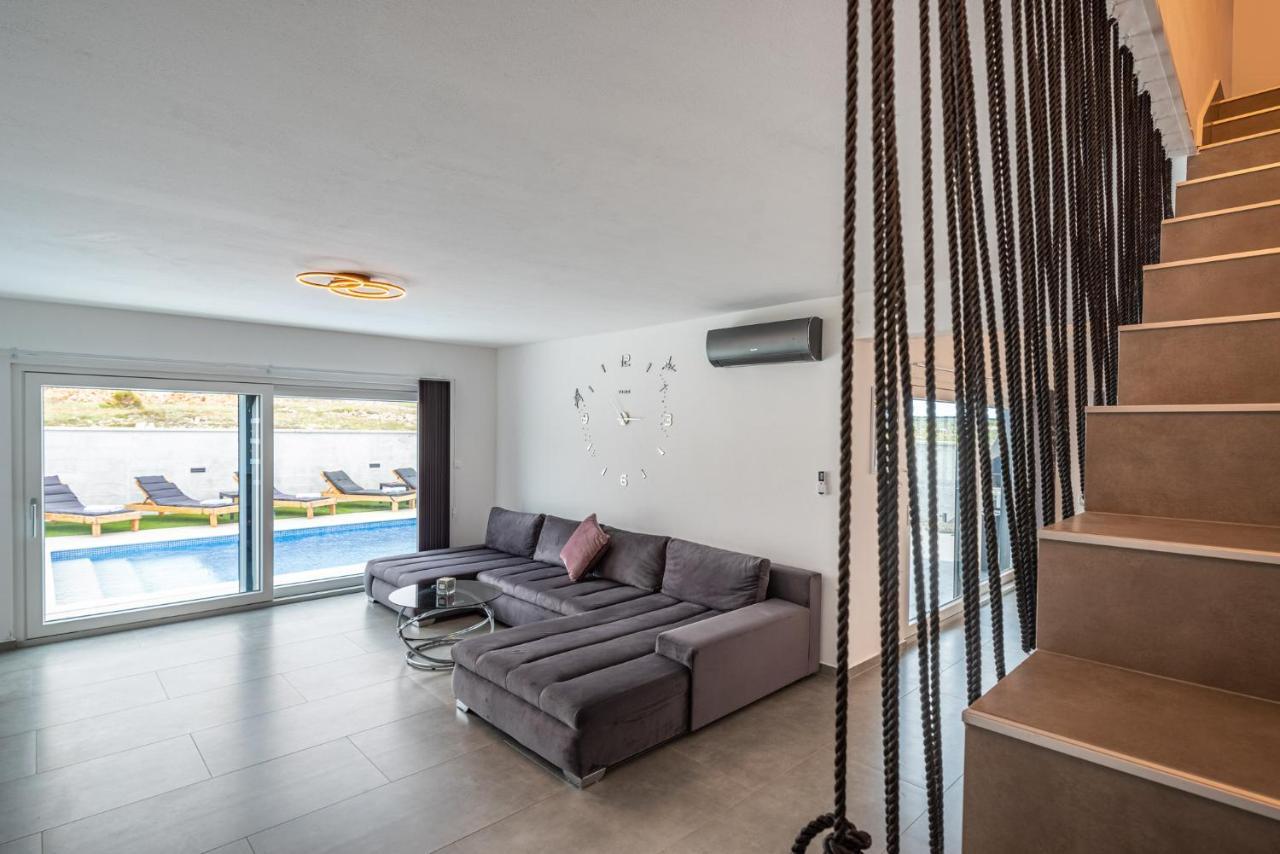 Luxury Villa Noemi ราชานาส ภายนอก รูปภาพ
