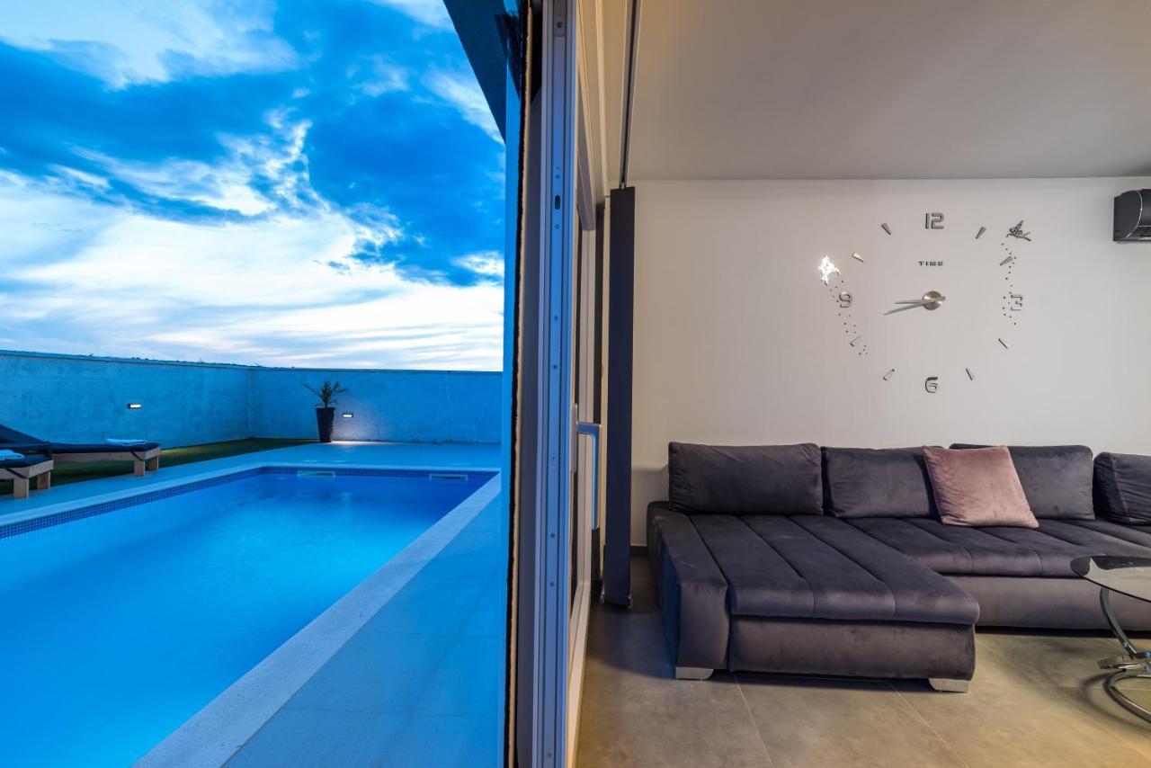 Luxury Villa Noemi ราชานาส ภายนอก รูปภาพ