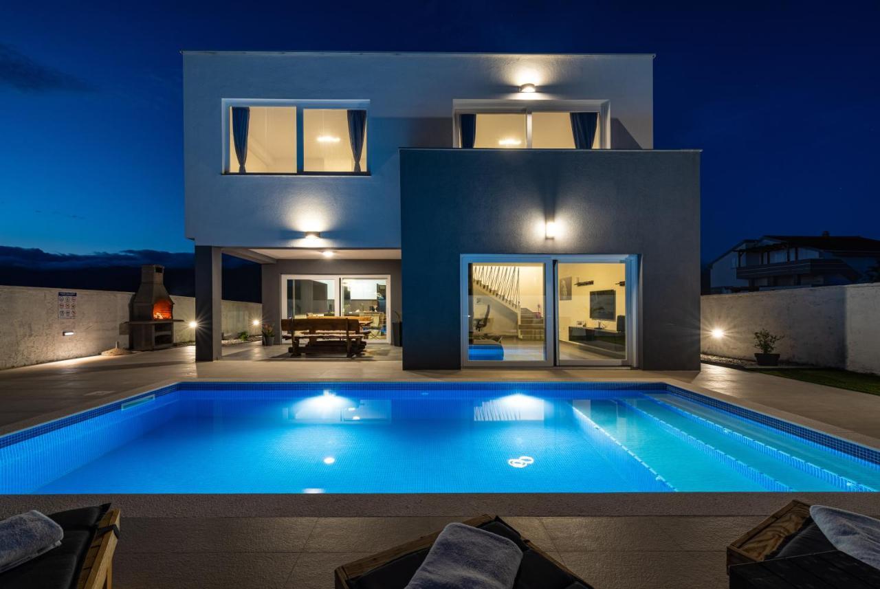 Luxury Villa Noemi ราชานาส ภายนอก รูปภาพ