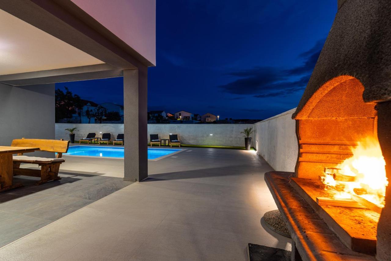 Luxury Villa Noemi ราชานาส ภายนอก รูปภาพ
